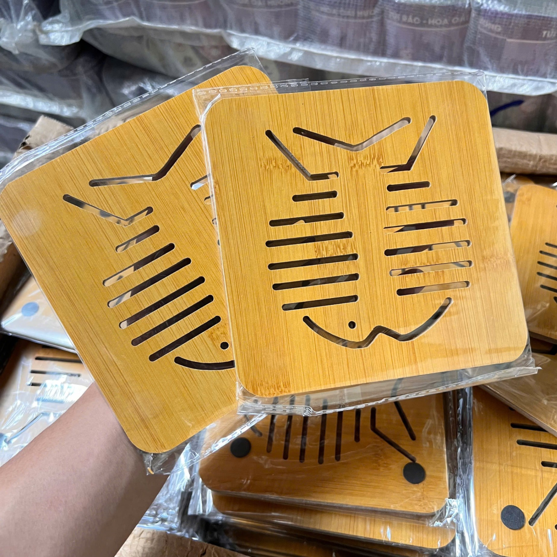 Miếng Lót Nồi Gỗ Cách Nhiệt Hoạt Hình - Lót Nồi Gỗ Chống Thấm Nước - Giá Sỉ (Trắng Kem, 24cm Gia Đình)