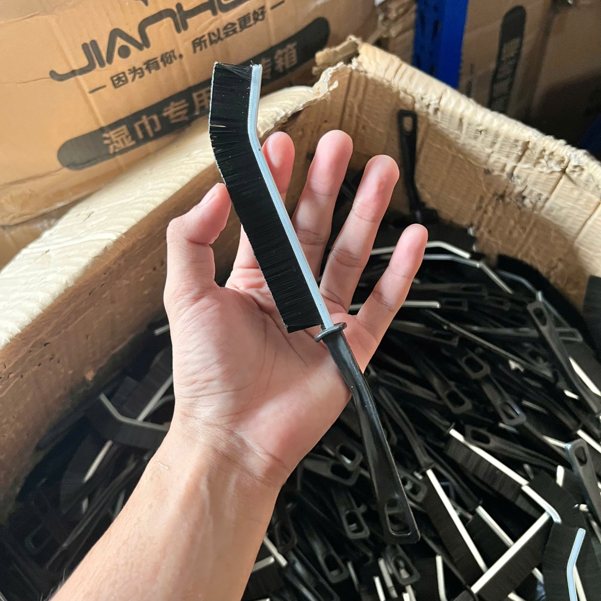 Bàn Chải Chà Góc Tường Khe Rãnh Nhà Tắm, Nhà Bếp - Cọ Nhà Vệ Sinh Cán Dài Có Móc Treo - Chổi Cọ Khe Rãnh - Giá SỈ (Xám Titan, 20cm Tiêu Chuẩn)